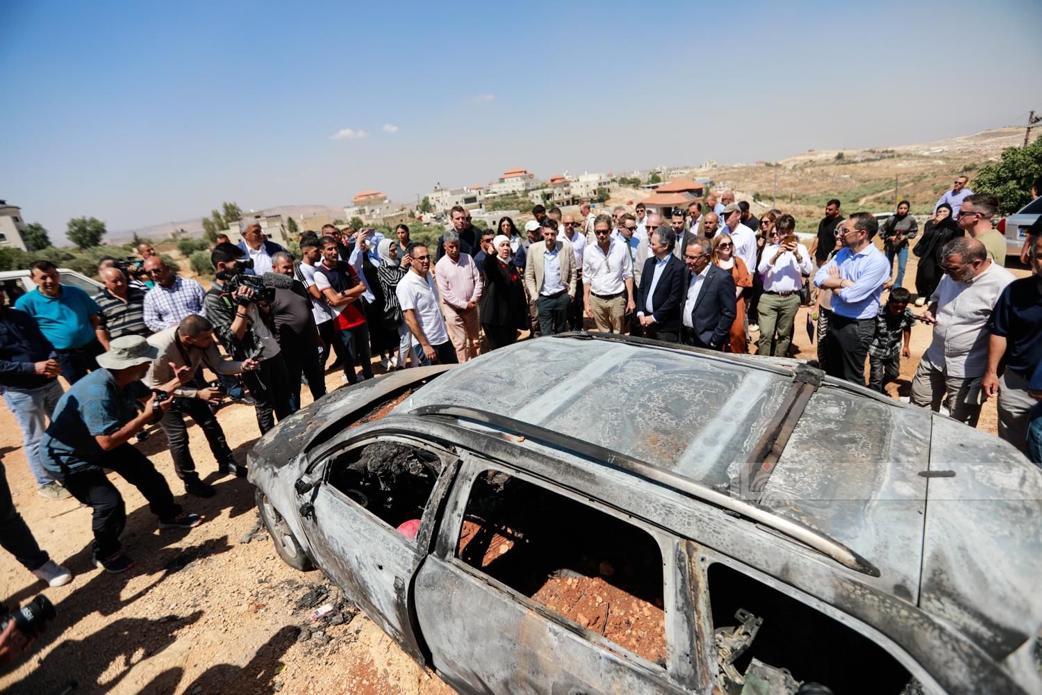 صورة ارشيفية لاطلاع وفد دبلوماسي على أوضاع قرية كفر مالك ومعاناة الأهالي نتيجة اعتداءات المستعمرين